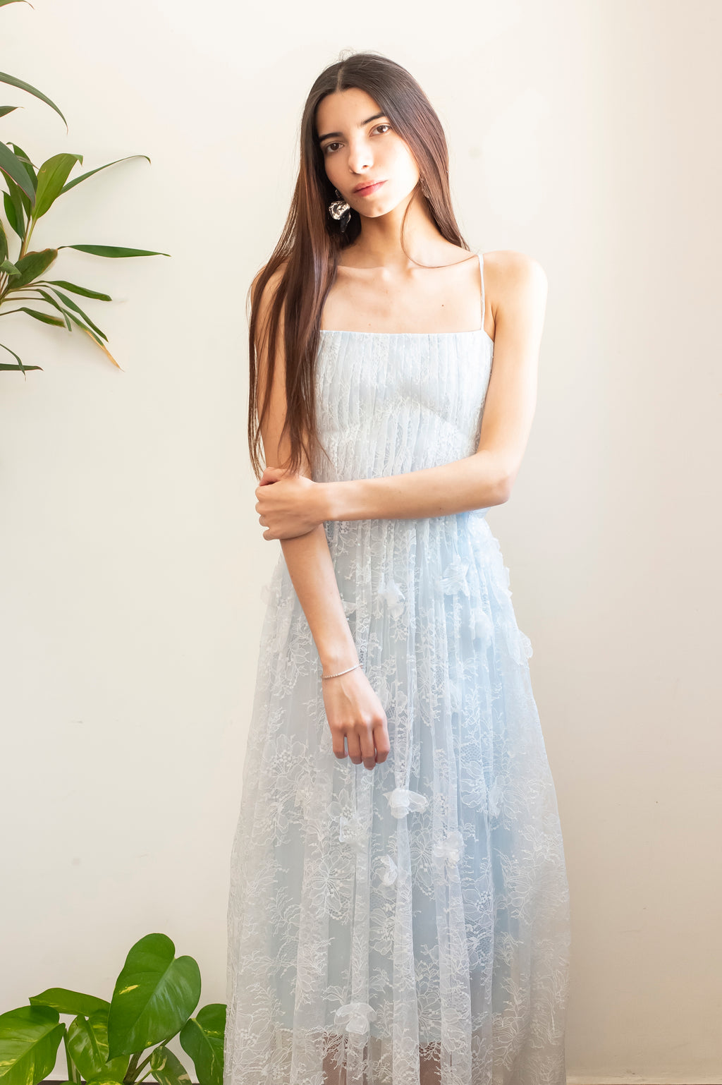 Vestido azul con tul y flores