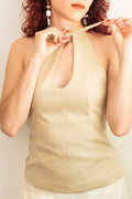 Top halter con abertura en pecho