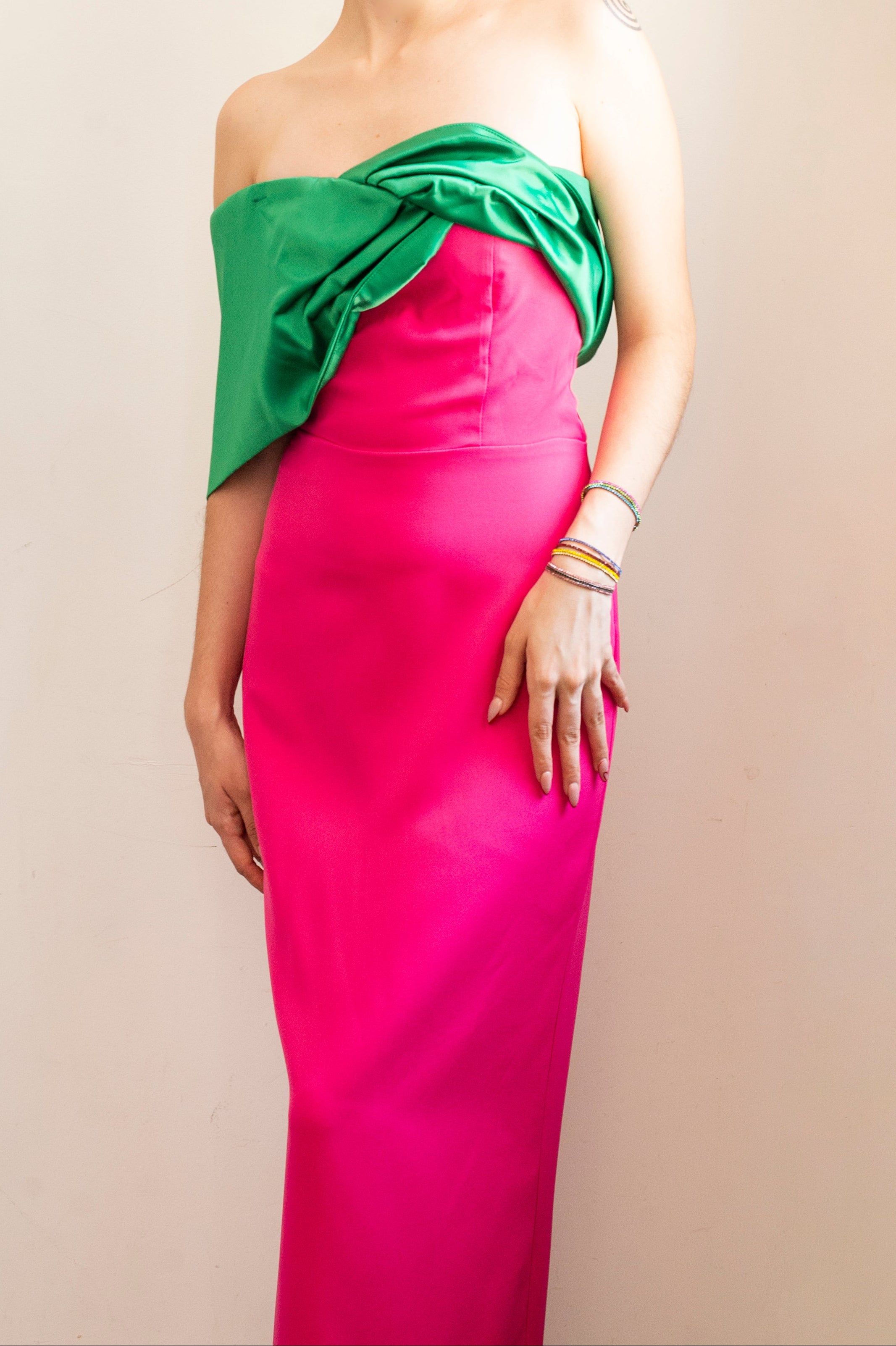 Vestido rosa satinado de fiesta