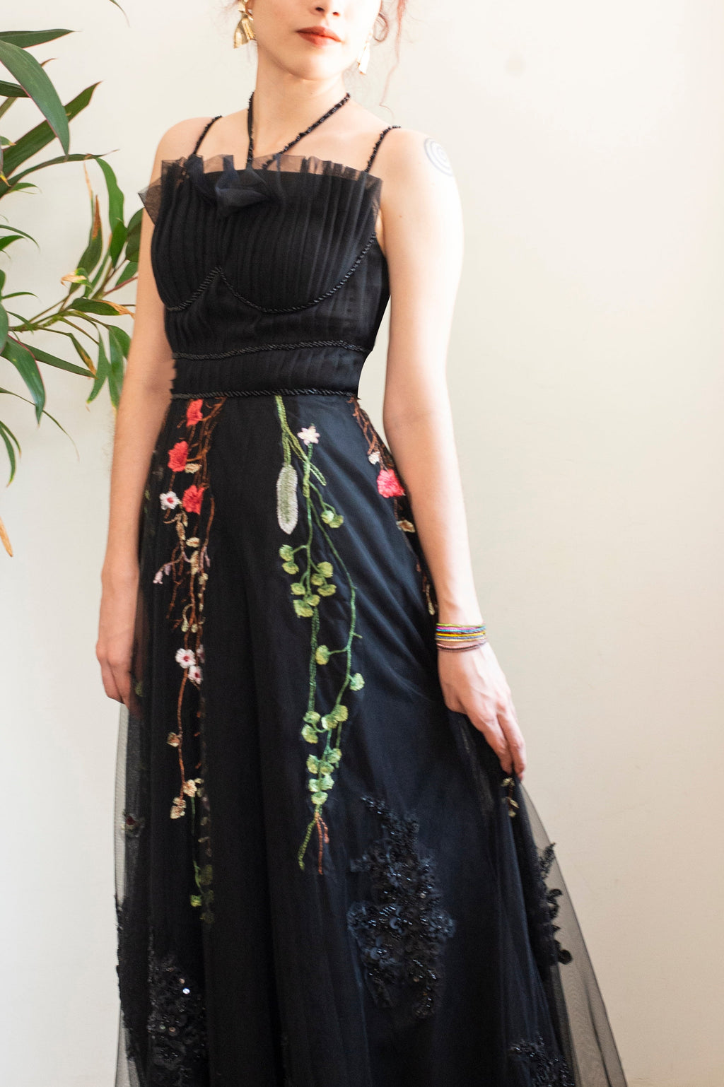Vestido negro de fiesta con tul y flores