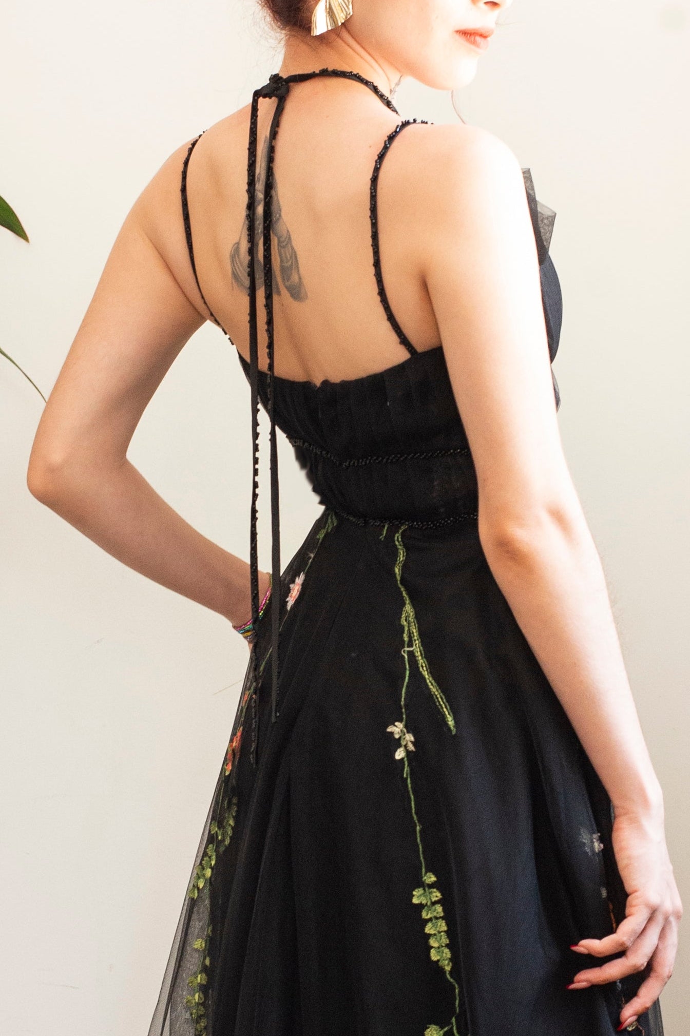 Vestido negro de fiesta con tul y flores