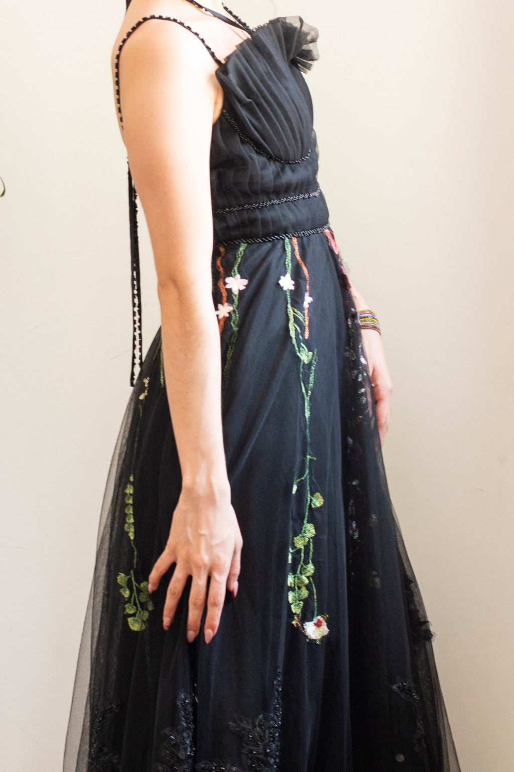 Vestido negro de fiesta con tul y flores