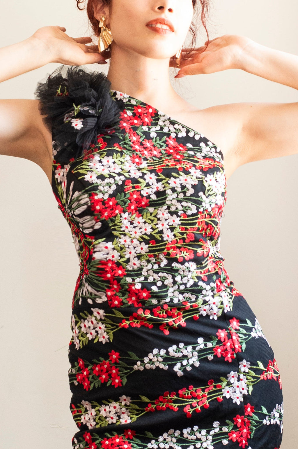 Vestido negro de una manga con flores
