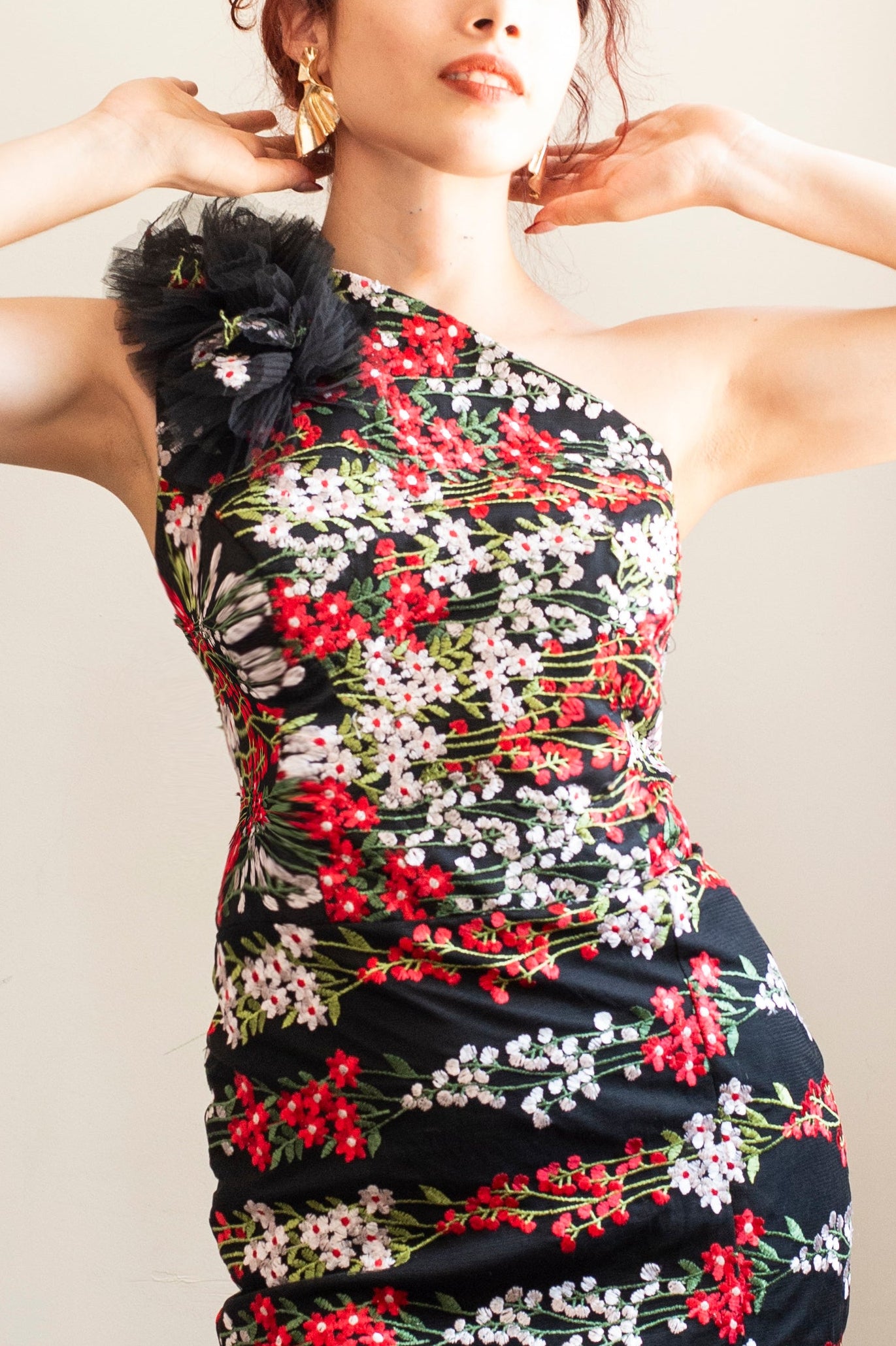Vestido negro de una manga con flores