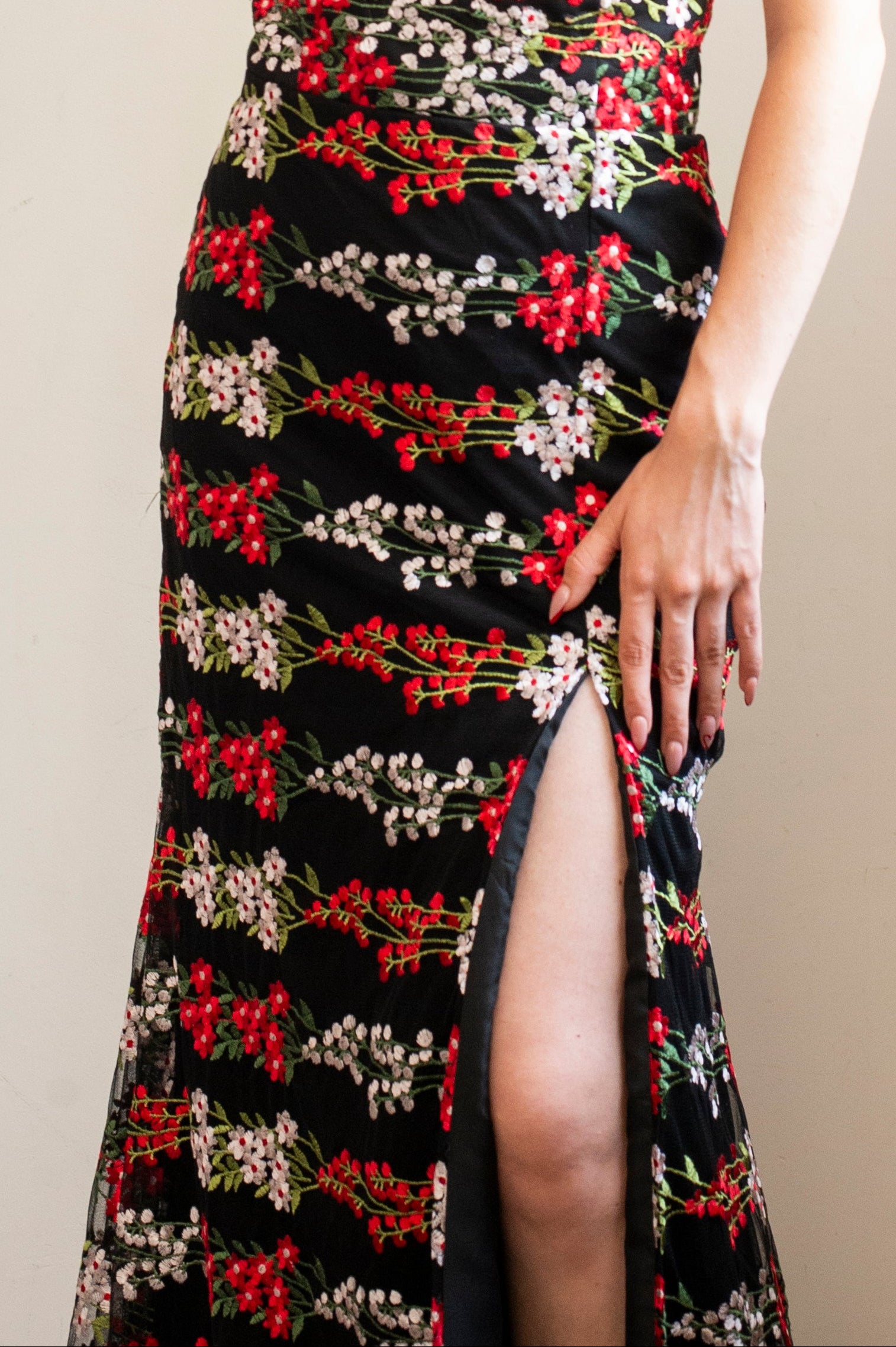 Vestido negro de una manga con flores