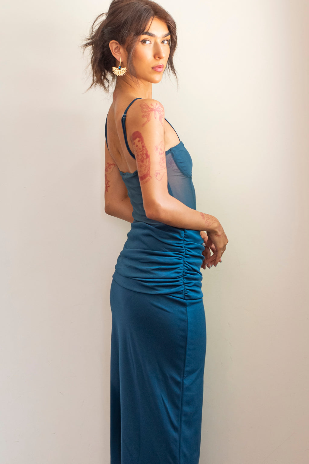 Vestido azul con transparencia