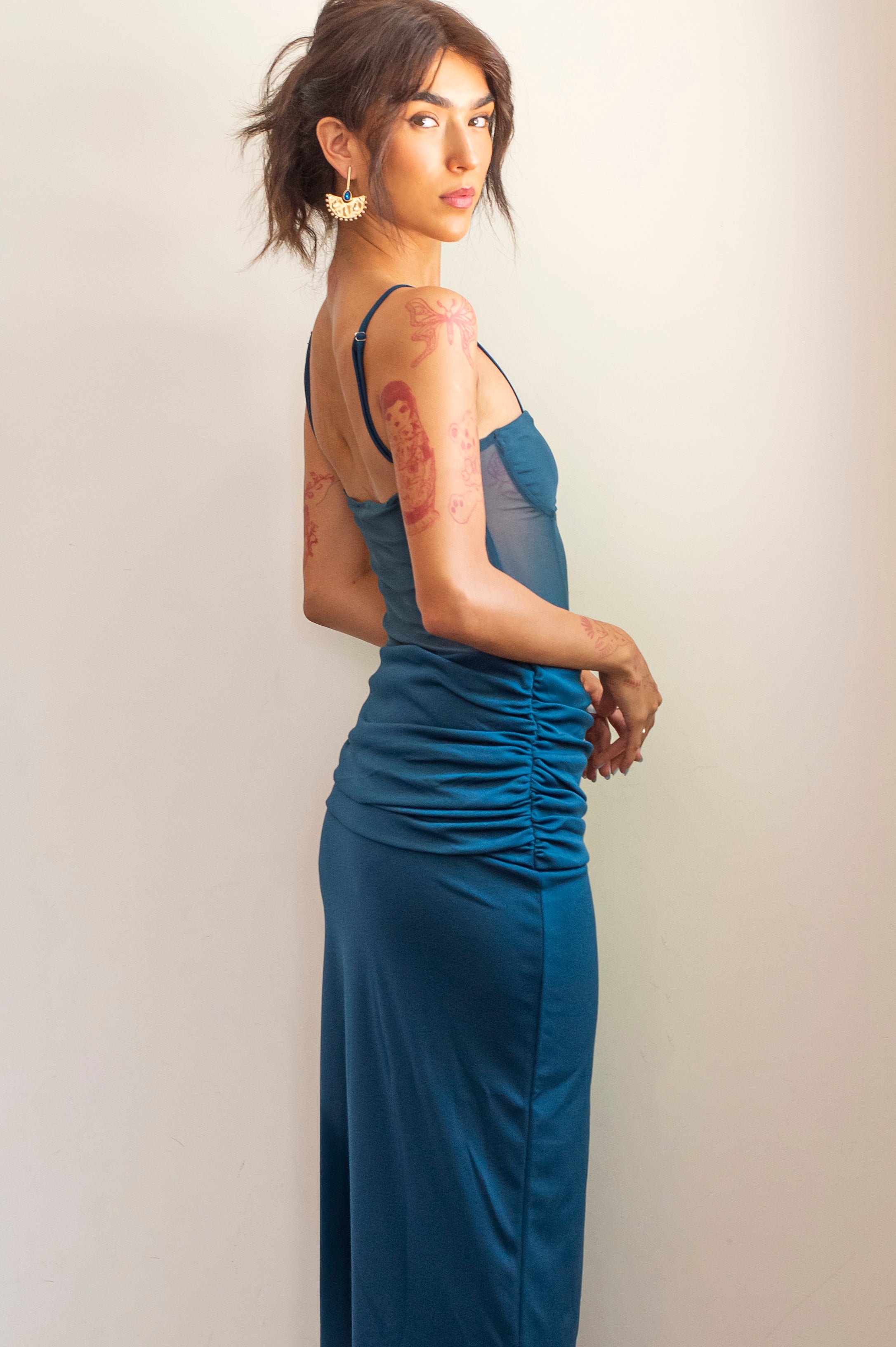 Vestido azul con transparencia