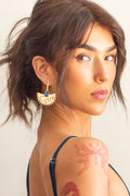 Aretes dorados con detalle azul