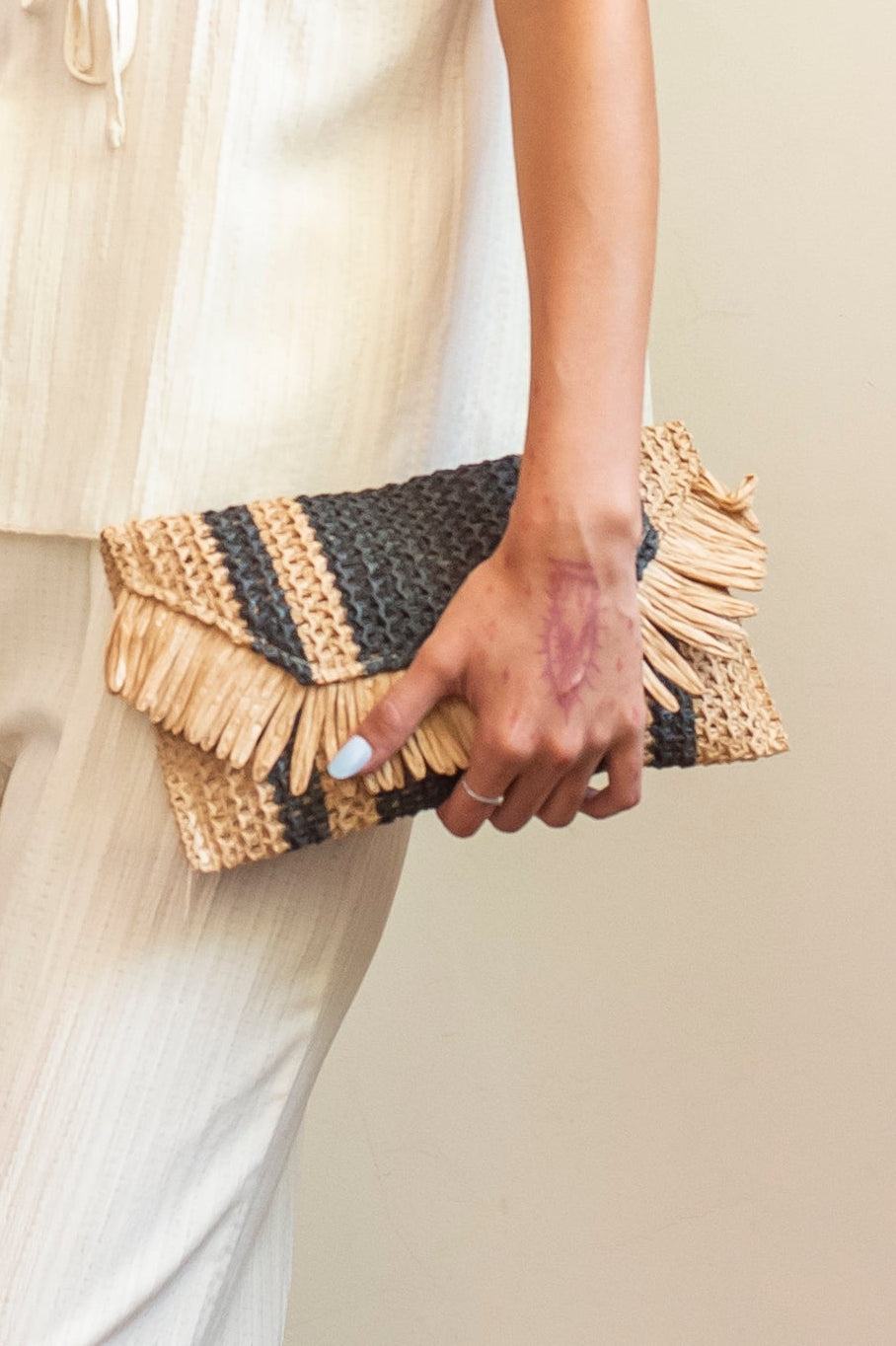 Bolso negro con beige